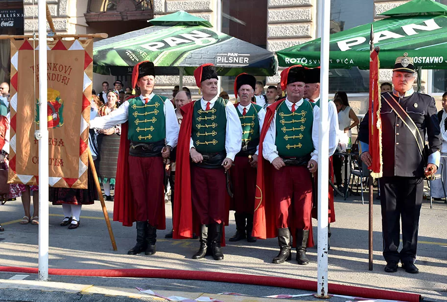 (FOTOGALERIJA) SVEČANA FESTIVALSKA POVORKA ULICAMA GRADA: Pokazana ljepta baštine koja krasi Požešku kotlinu