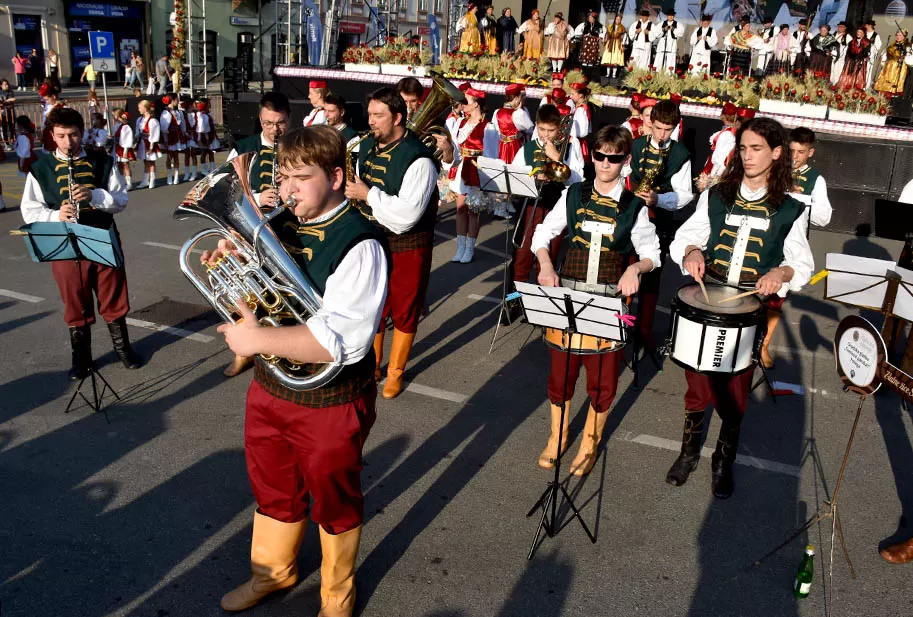 (FOTOGALERIJA) SVEČANA FESTIVALSKA POVORKA ULICAMA GRADA: Pokazana ljepta baštine koja krasi Požešku kotlinu