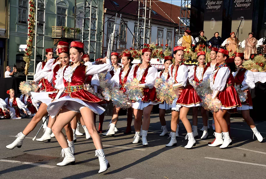 (FOTOGALERIJA) SVEČANA FESTIVALSKA POVORKA ULICAMA GRADA: Pokazana ljepta baštine koja krasi Požešku kotlinu