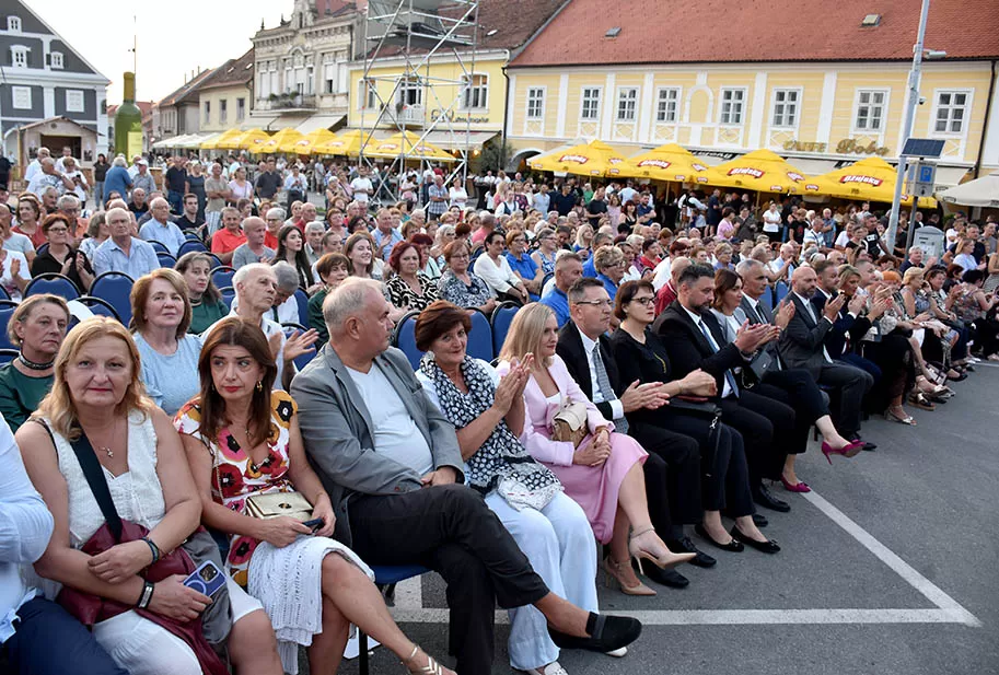 (FOTOGALERIJA) SVEČANA FESTIVALSKA POVORKA ULICAMA GRADA: Pokazana ljepta baštine koja krasi Požešku kotlinu