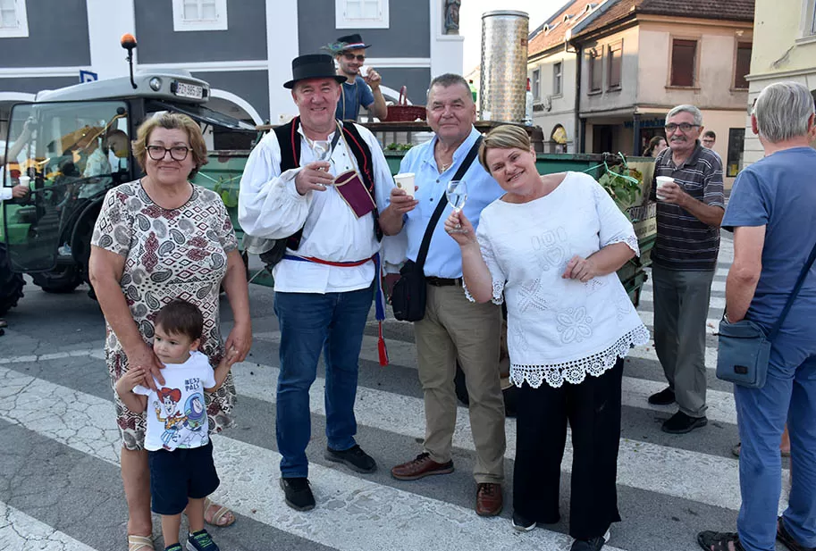 (FOTOGALERIJA) SVEČANA FESTIVALSKA POVORKA ULICAMA GRADA: Pokazana ljepta baštine koja krasi Požešku kotlinu
