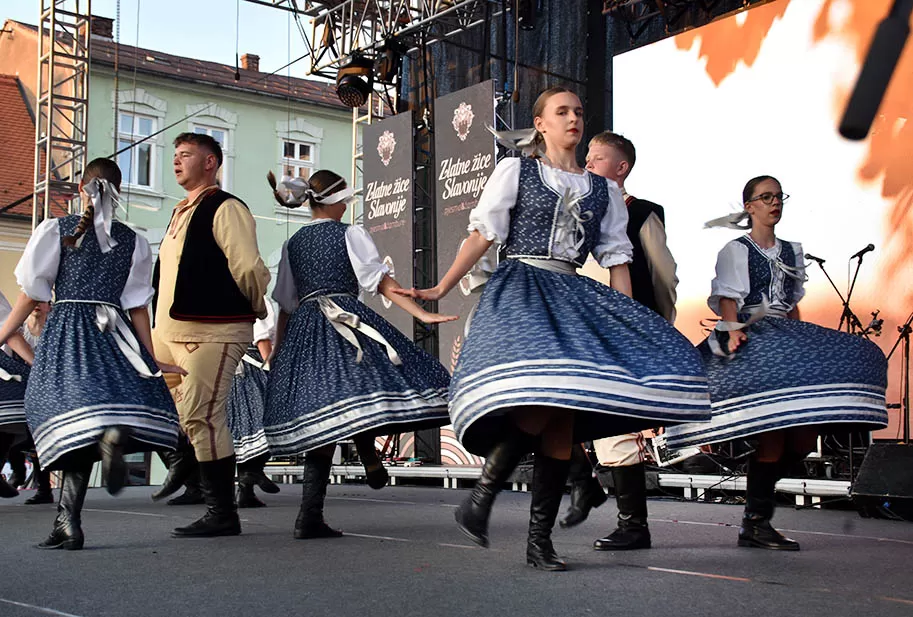 (FOTOGALERIJA) SVEČANA FESTIVALSKA POVORKA ULICAMA GRADA: Pokazana ljepta baštine koja krasi Požešku kotlinu