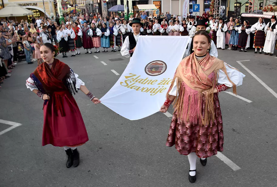 Za najgizdaviju Šokicu izabrana Angela Butorac iz Starih Mikanovaca, prvu pratilju Eva Svjetličić iz Jakšića, a drugu Veronika Mataić iz Starog Topolja