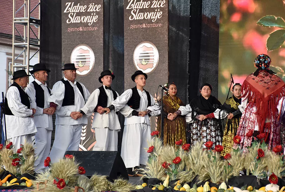 Za najgizdaviju Šokicu izabrana Angela Butorac iz Starih Mikanovaca, prvu pratilju Eva Svjetličić iz Jakšića, a drugu Veronika Mataić iz Starog Topolja