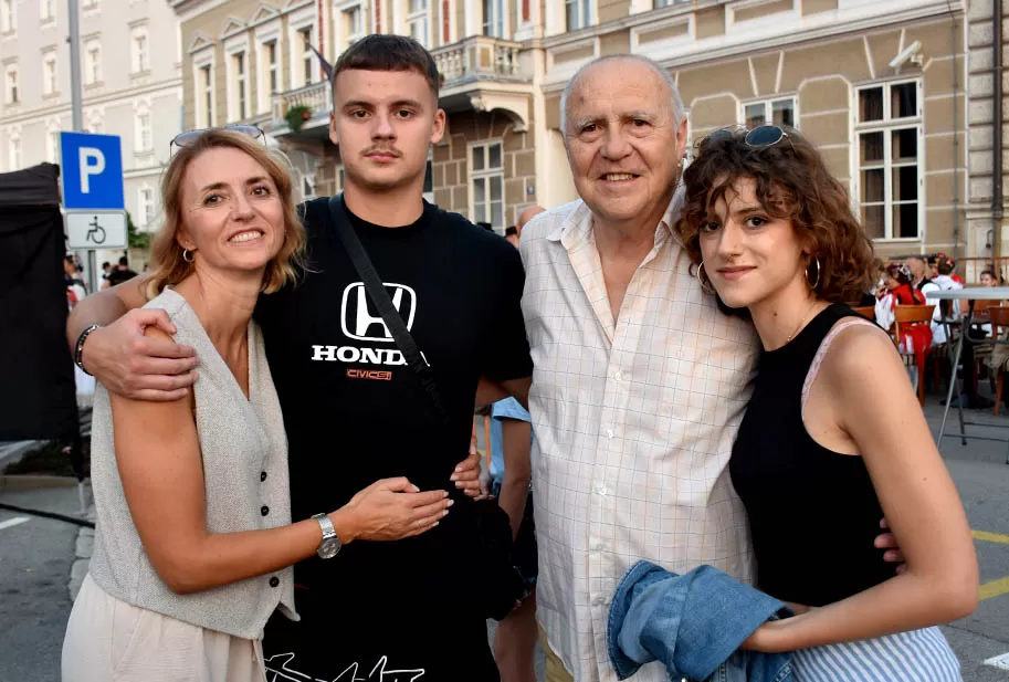 Za najgizdaviju Šokicu izabrana Angela Butorac iz Starih Mikanovaca, prvu pratilju Eva Svjetličić iz Jakšića, a drugu Veronika Mataić iz Starog Topolja