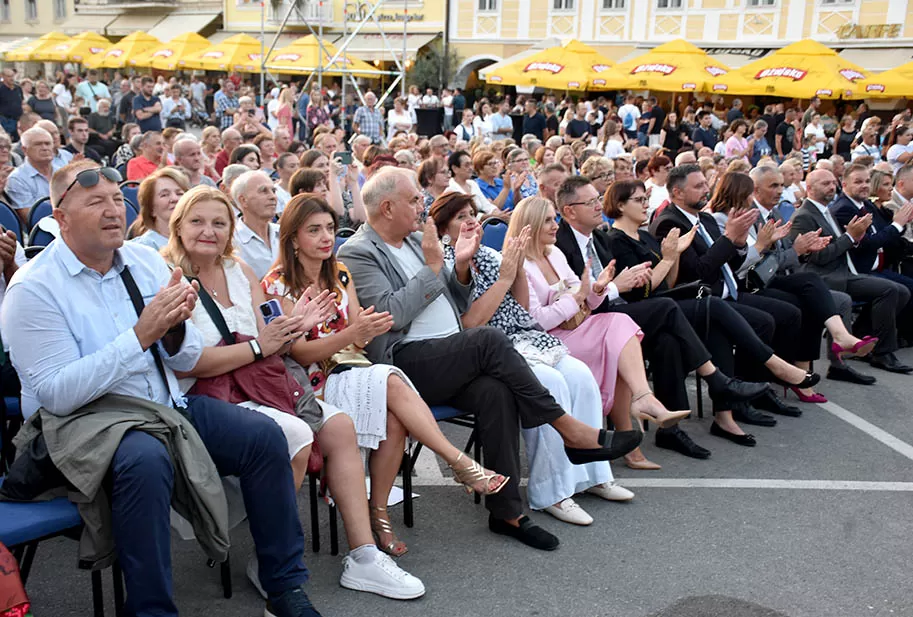 Za najgizdaviju Šokicu izabrana Angela Butorac iz Starih Mikanovaca, prvu pratilju Eva Svjetličić iz Jakšića, a drugu Veronika Mataić iz Starog Topolja