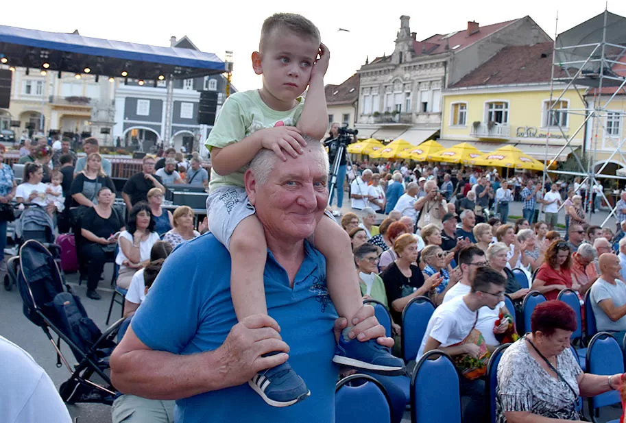 Za najgizdaviju Šokicu izabrana Angela Butorac iz Starih Mikanovaca, prvu pratilju Eva Svjetličić iz Jakšića, a drugu Veronika Mataić iz Starog Topolja