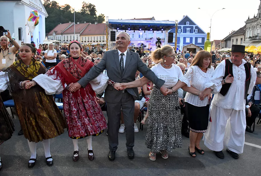 Za najgizdaviju Šokicu izabrana Angela Butorac iz Starih Mikanovaca, prvu pratilju Eva Svjetličić iz Jakšića, a drugu Veronika Mataić iz Starog Topolja