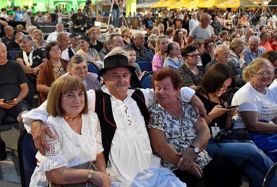Za najgizdaviju Šokicu izabrana Angela Butorac iz Starih Mikanovaca, prvu pratilju Eva Svjetličić iz Jakšića, a drugu Veronika Mataić iz Starog Topolja