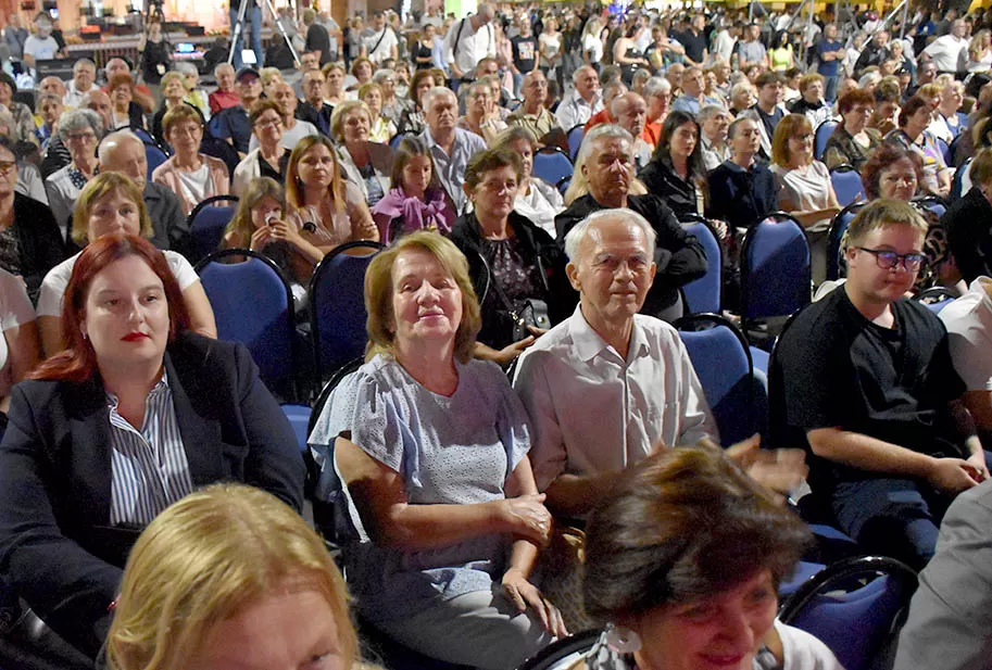 Za najgizdaviju Šokicu izabrana Angela Butorac iz Starih Mikanovaca, prvu pratilju Eva Svjetličić iz Jakšića, a drugu Veronika Mataić iz Starog Topolja
