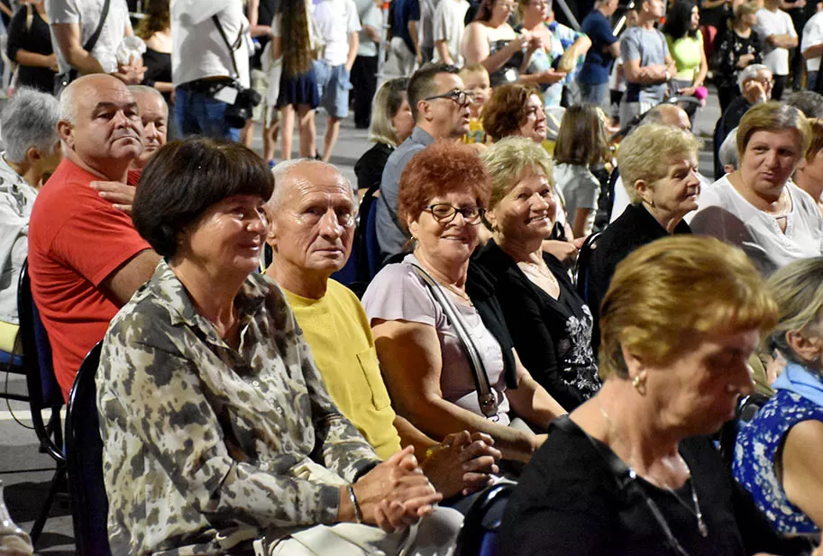 Za najgizdaviju Šokicu izabrana Angela Butorac iz Starih Mikanovaca, prvu pratilju Eva Svjetličić iz Jakšića, a drugu Veronika Mataić iz Starog Topolja
