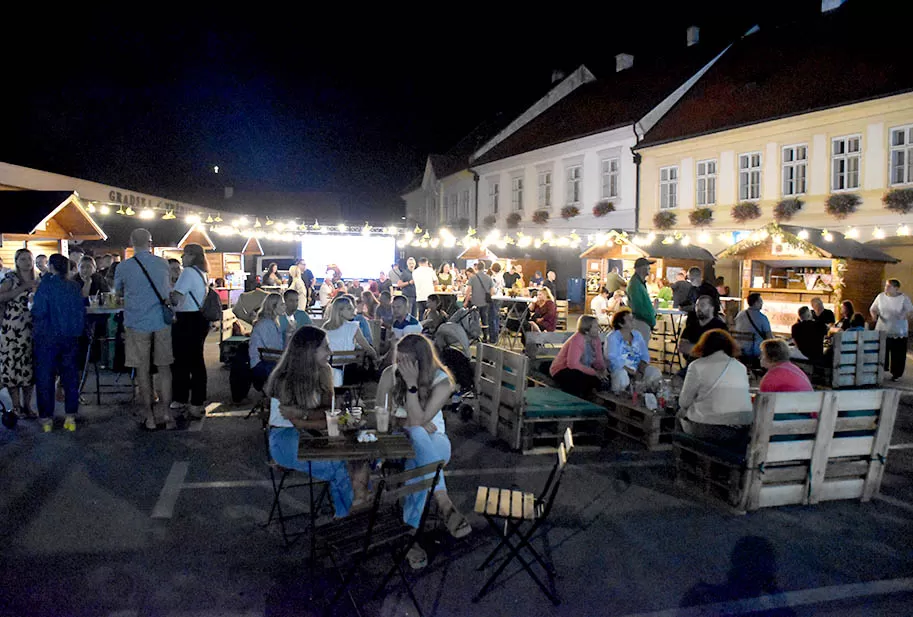 Za najgizdaviju Šokicu izabrana Angela Butorac iz Starih Mikanovaca, prvu pratilju Eva Svjetličić iz Jakšića, a drugu Veronika Mataić iz Starog Topolja