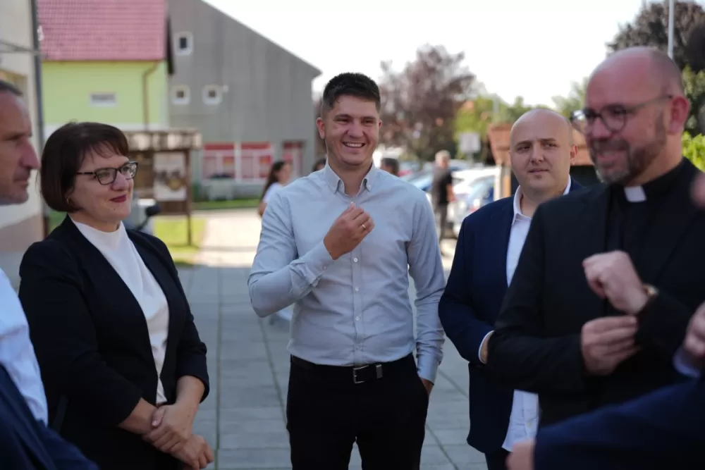 Mladi brodsko-posavski općinski načelnici i među njima jedan malo stariji na proslavi Dana grada Kutjeva