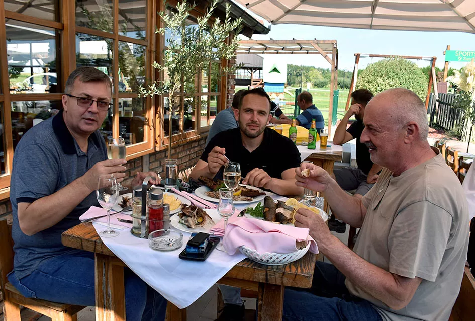 /FOTOGALERIJA/ Iz Zlatnog Luga se širio miris ribljih specijaliteta na sve strane te primamio brojne goste