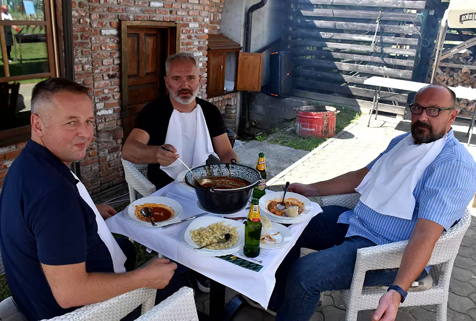 /FOTOGALERIJA/ Iz Zlatnog Luga se širio miris ribljih specijaliteta na sve strane te primamio brojne goste