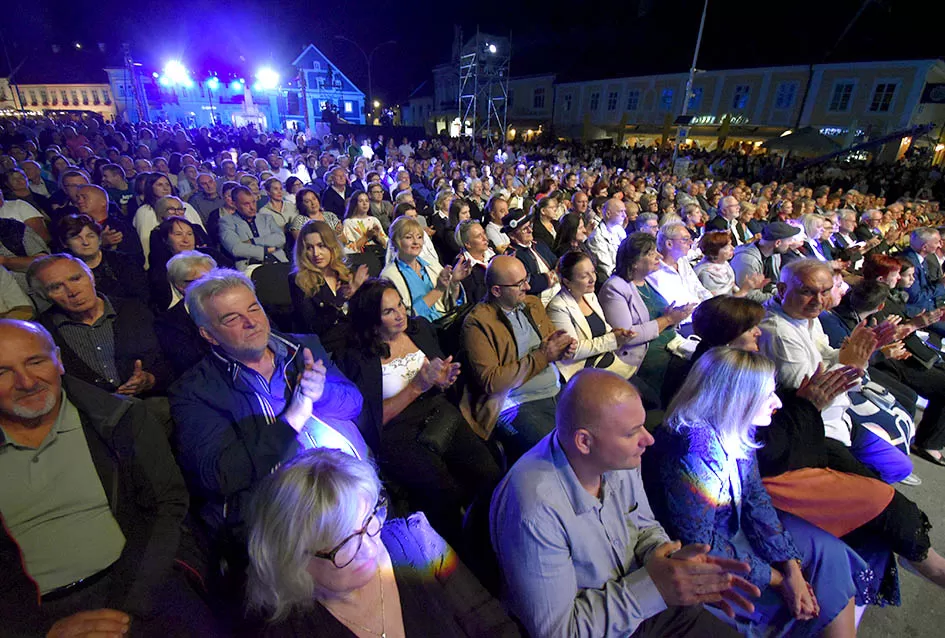 (FOTOGALERIJA) Festivalski koncert u čast Ćiri Gašparcu- obitelji plaketa zahvale za njegov doprinos glazbenoj baštini