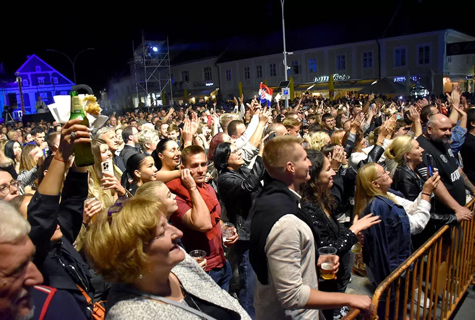 (FOTOGALERIJA) Festivalski koncert u čast Ćiri Gašparcu- obitelji plaketa zahvale za njegov doprinos glazbenoj baštini