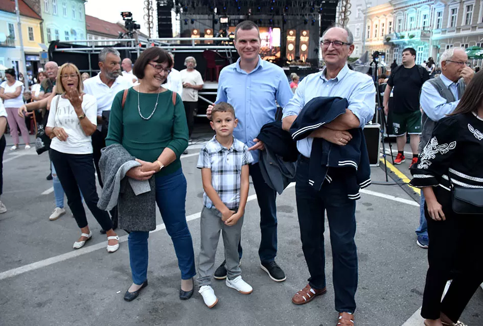 (VELIKA FOTOGALERIJA) Zlatne žice  Slavonije iznjedrile nove tamburaške hitove