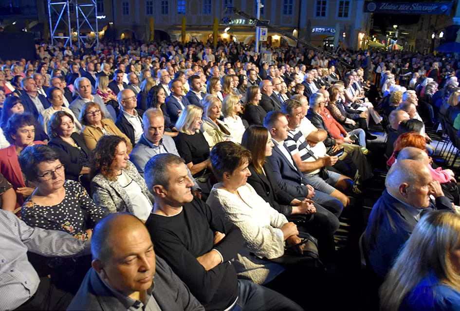 (VELIKA FOTOGALERIJA) Zlatne žice  Slavonije iznjedrile nove tamburaške hitove