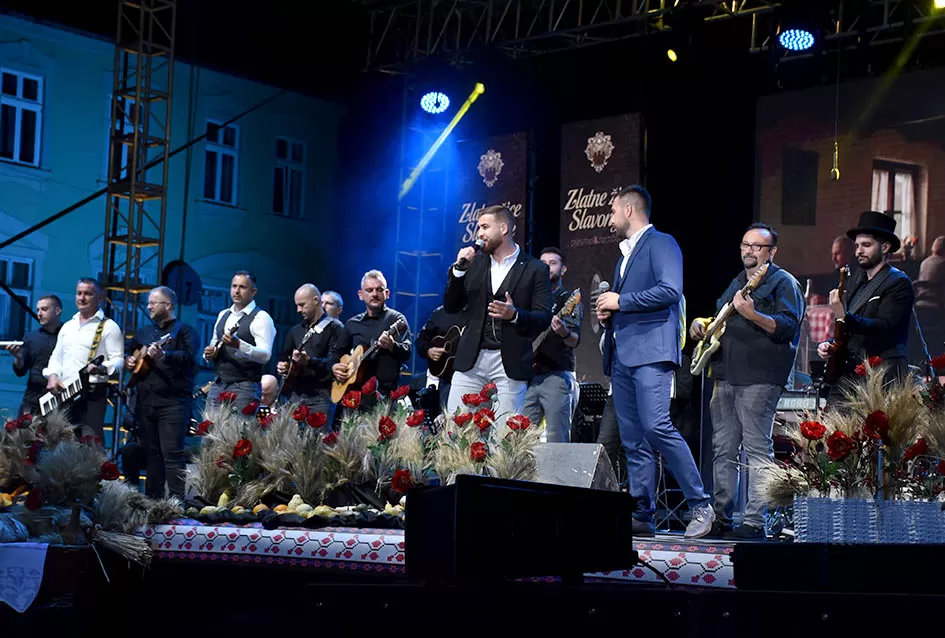 (VELIKA FOTOGALERIJA) Zlatne žice  Slavonije iznjedrile nove tamburaške hitove