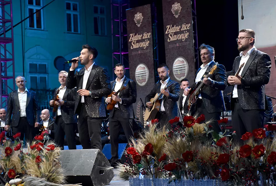 (VELIKA FOTOGALERIJA) Zlatne žice  Slavonije iznjedrile nove tamburaške hitove