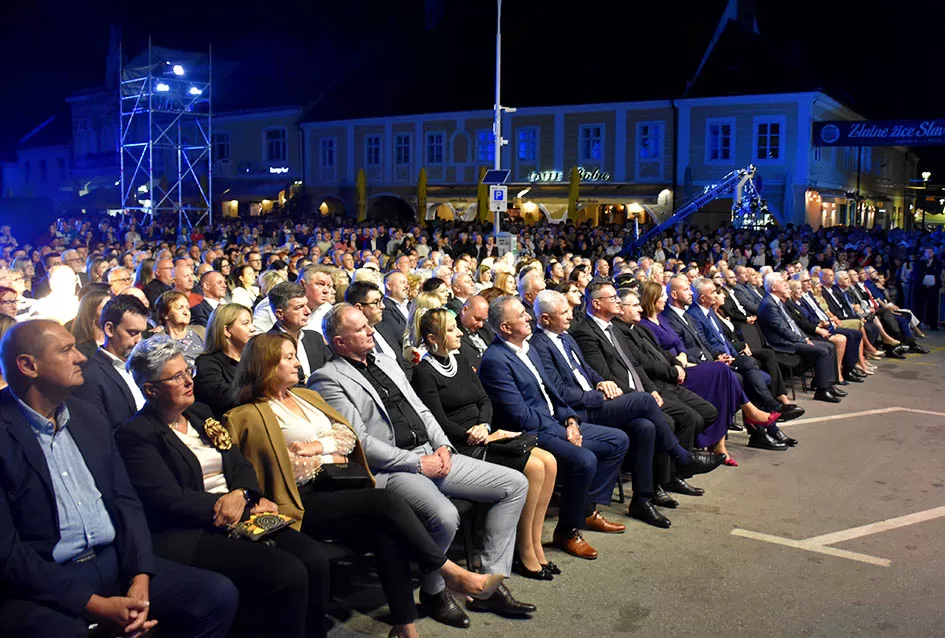 (VELIKA FOTOGALERIJA) Zlatne žice  Slavonije iznjedrile nove tamburaške hitove
