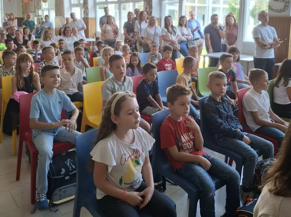 [FOTOGALERIJA] Svečanim priredbama obilježen prvi dan škole u Slavonskom Brodu