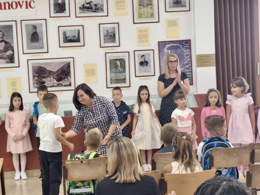 [FOTOGALERIJA] Svečanim priredbama obilježen prvi dan škole u Slavonskom Brodu