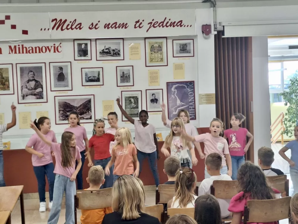 [FOTOGALERIJA] Svečanim priredbama obilježen prvi dan škole u Slavonskom Brodu