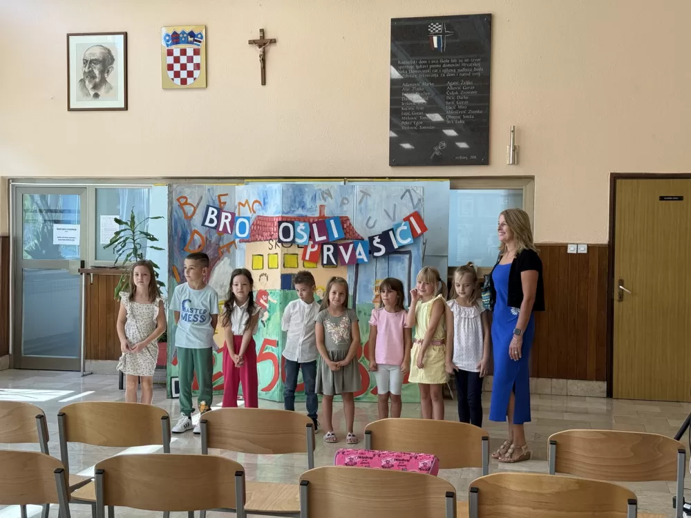 [FOTOGALERIJA] Svečanim priredbama obilježen prvi dan škole u Slavonskom Brodu