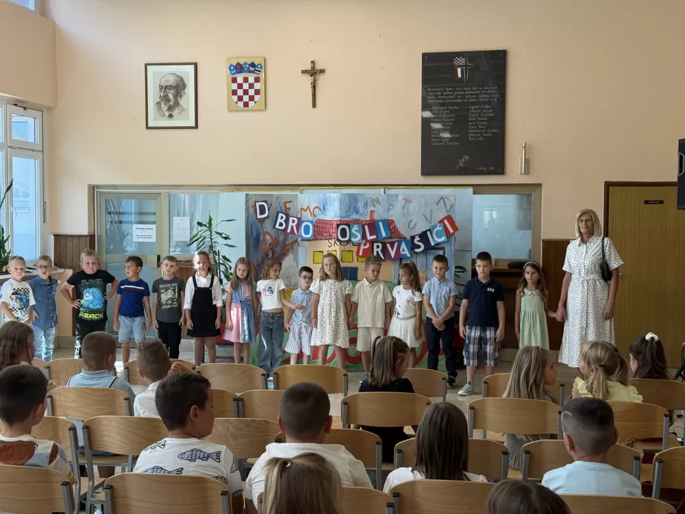 [FOTOGALERIJA] Svečanim priredbama obilježen prvi dan škole u Slavonskom Brodu