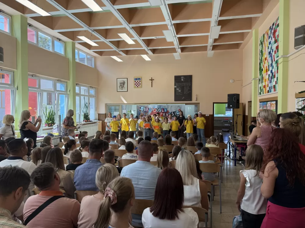 [FOTOGALERIJA] Svečanim priredbama obilježen prvi dan škole u Slavonskom Brodu