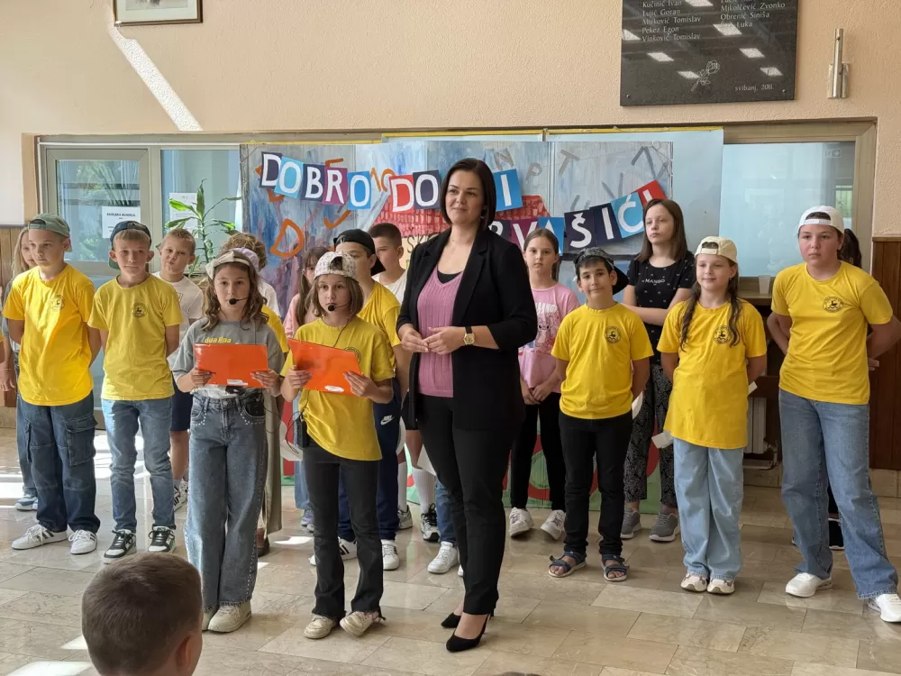 [FOTOGALERIJA] Svečanim priredbama obilježen prvi dan škole u Slavonskom Brodu