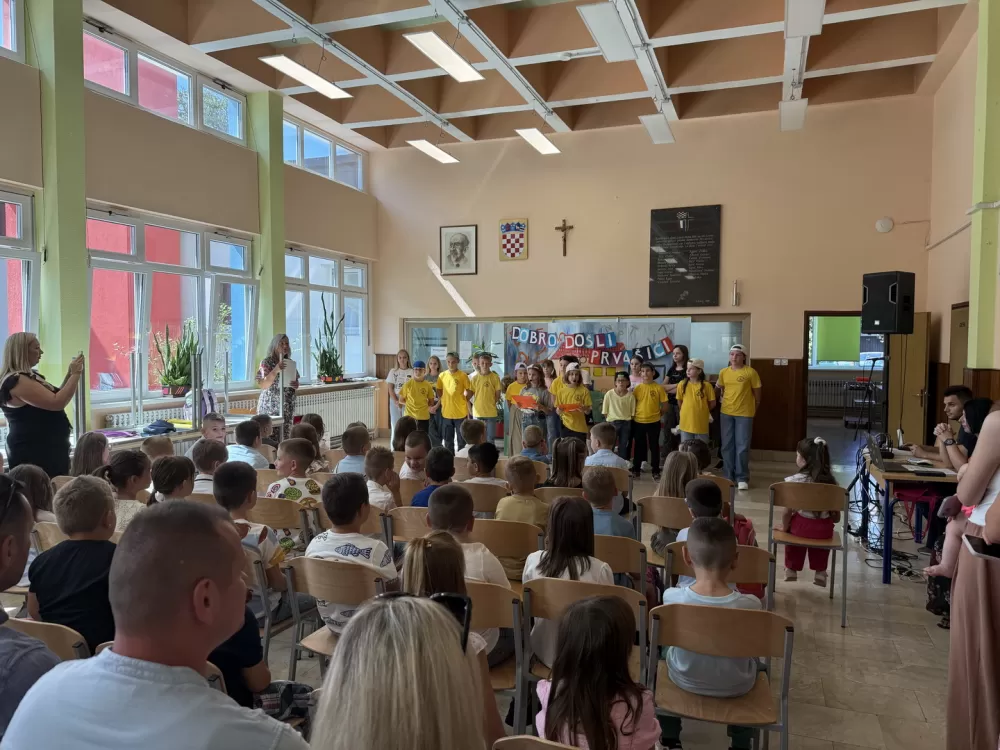 [FOTOGALERIJA] Svečanim priredbama obilježen prvi dan škole u Slavonskom Brodu