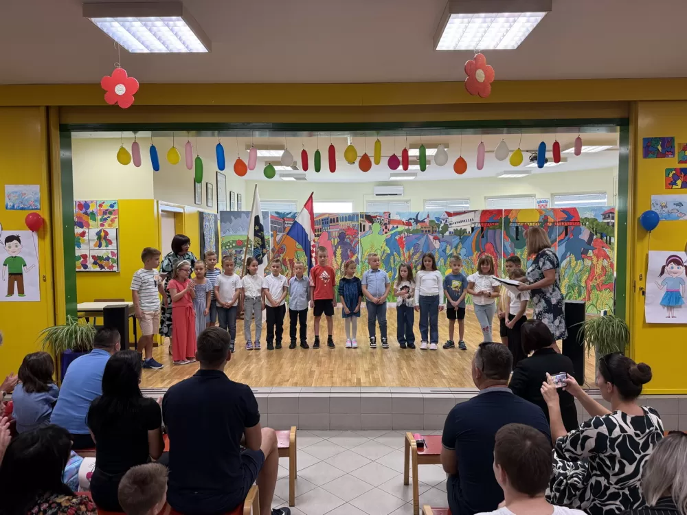 [FOTOGALERIJA] Svečanim priredbama obilježen prvi dan škole u Slavonskom Brodu