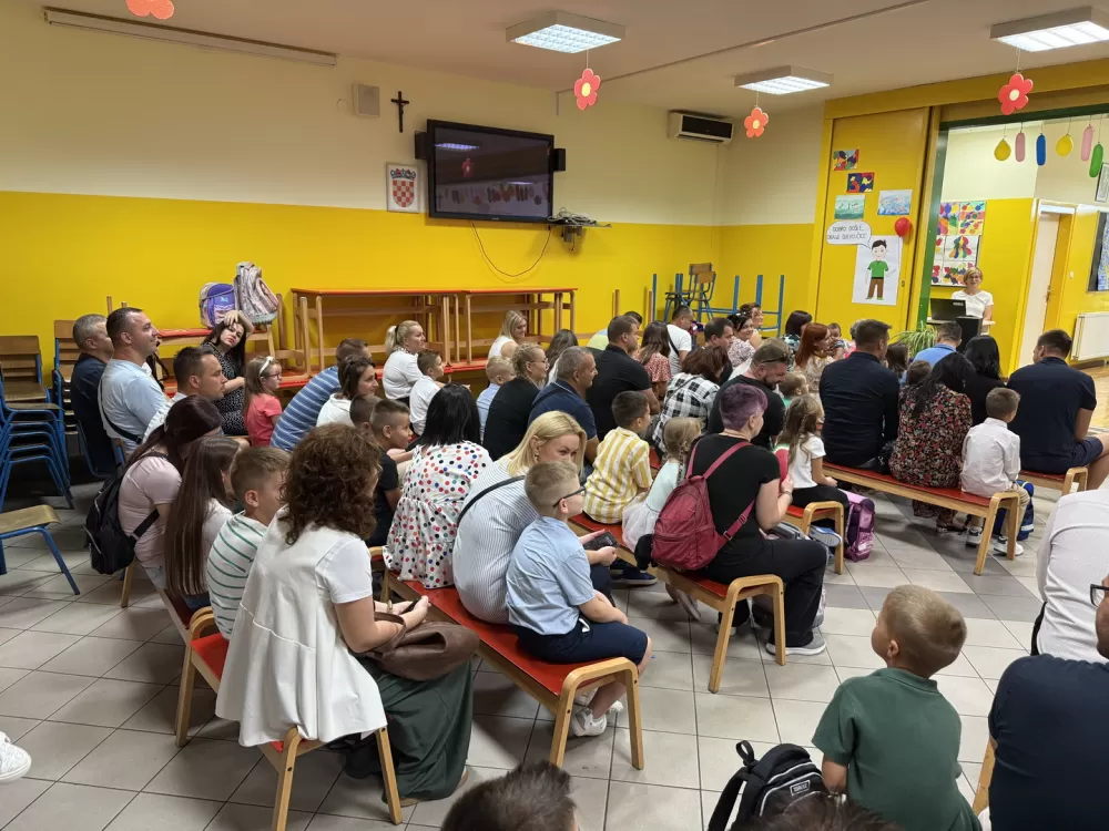 [FOTOGALERIJA] Svečanim priredbama obilježen prvi dan škole u Slavonskom Brodu