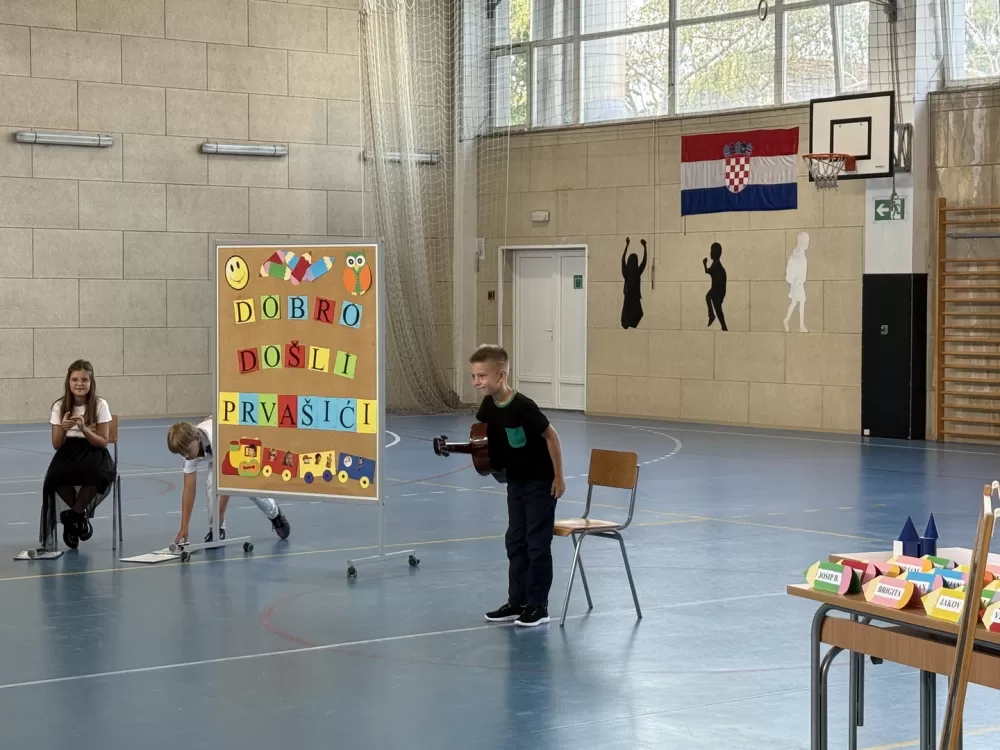 [FOTOGALERIJA] Svečanim priredbama obilježen prvi dan škole u Slavonskom Brodu