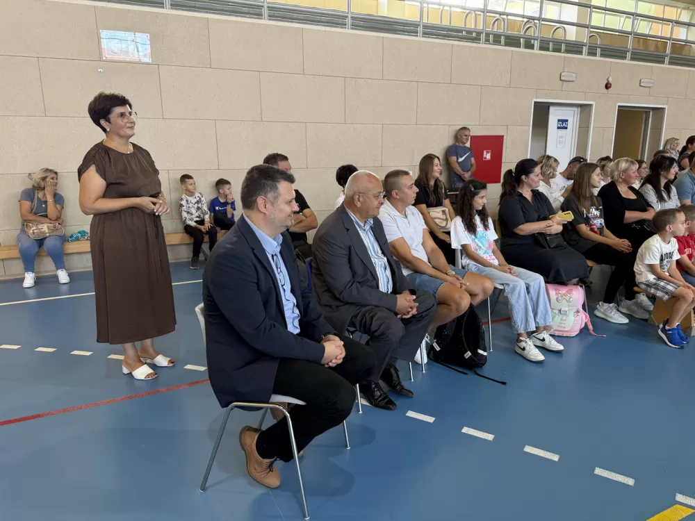 [FOTOGALERIJA] Svečanim priredbama obilježen prvi dan škole u Slavonskom Brodu