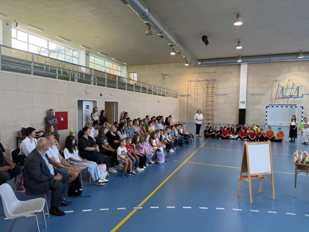 [FOTOGALERIJA] Svečanim priredbama obilježen prvi dan škole u Slavonskom Brodu