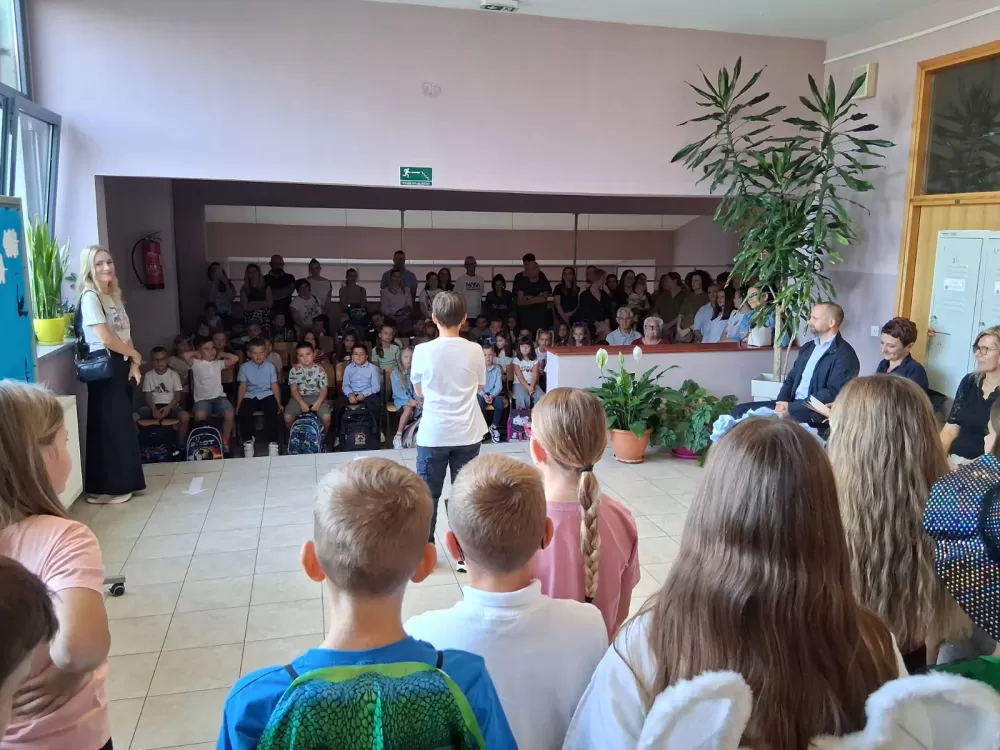 [FOTOGALERIJA] Svečanim priredbama obilježen prvi dan škole u Slavonskom Brodu