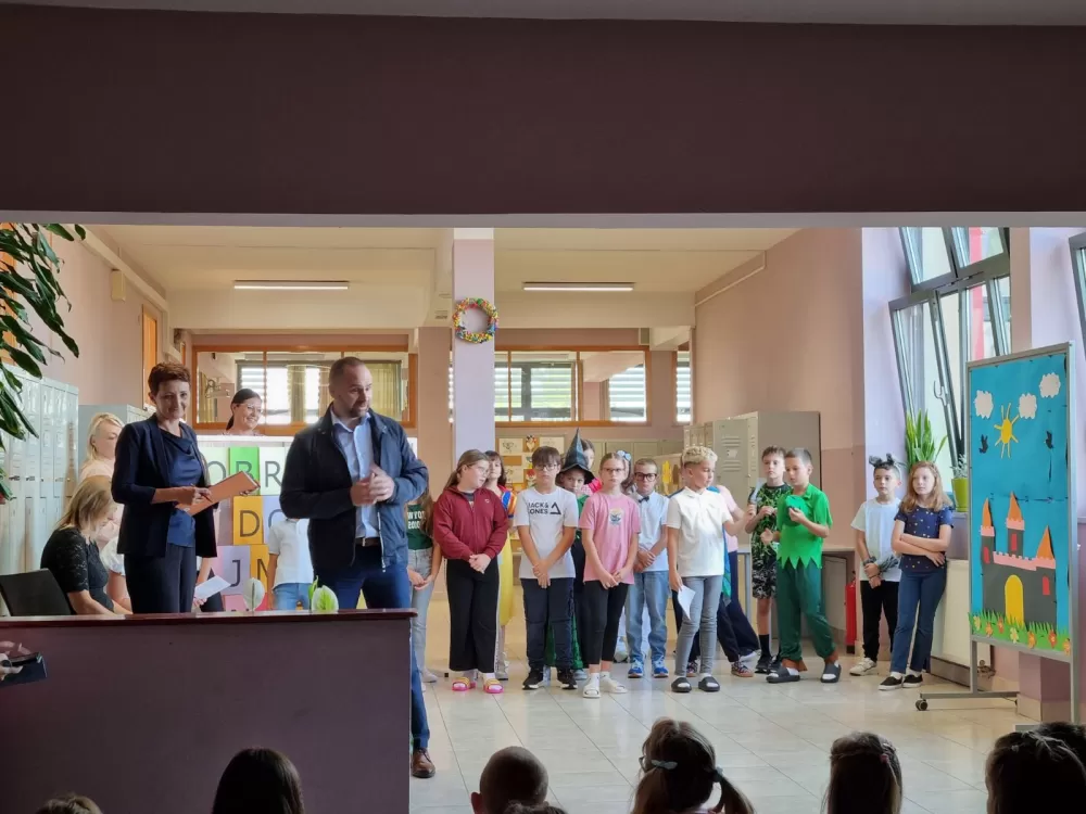 [FOTOGALERIJA] Svečanim priredbama obilježen prvi dan škole u Slavonskom Brodu