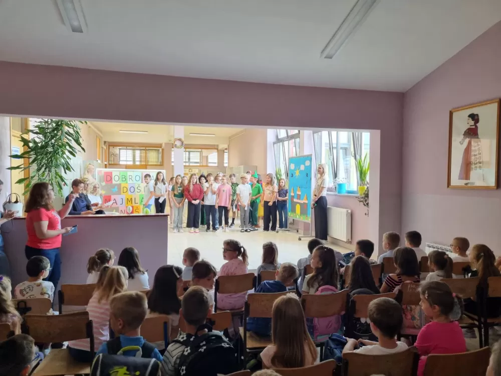 [FOTOGALERIJA] Svečanim priredbama obilježen prvi dan škole u Slavonskom Brodu