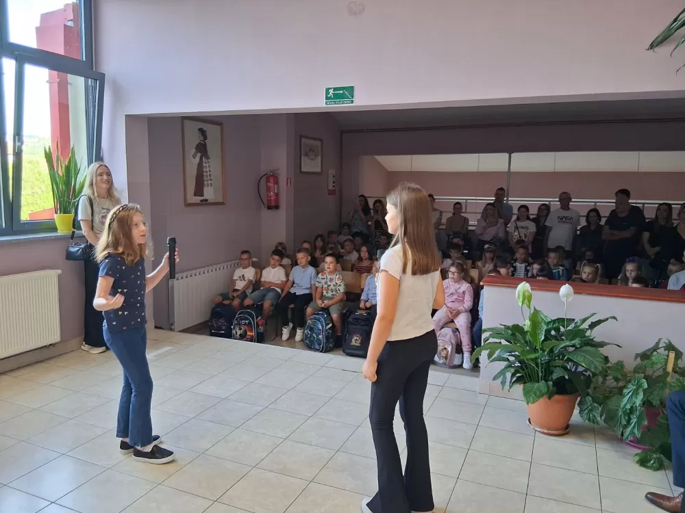 [FOTOGALERIJA] Svečanim priredbama obilježen prvi dan škole u Slavonskom Brodu