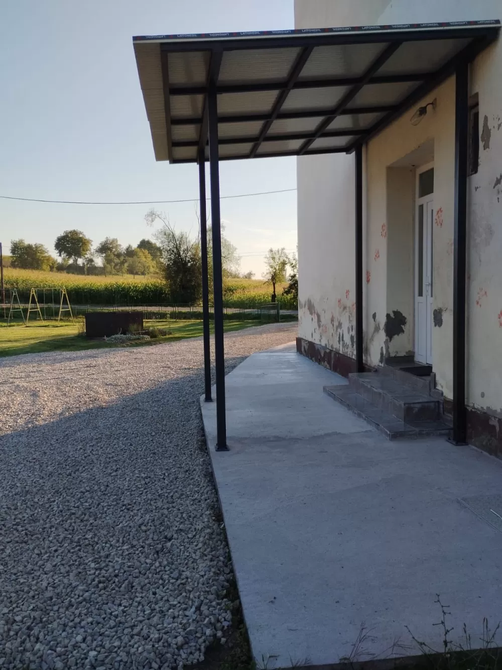 Uređeno dvorište u Područnoj školi Ravan