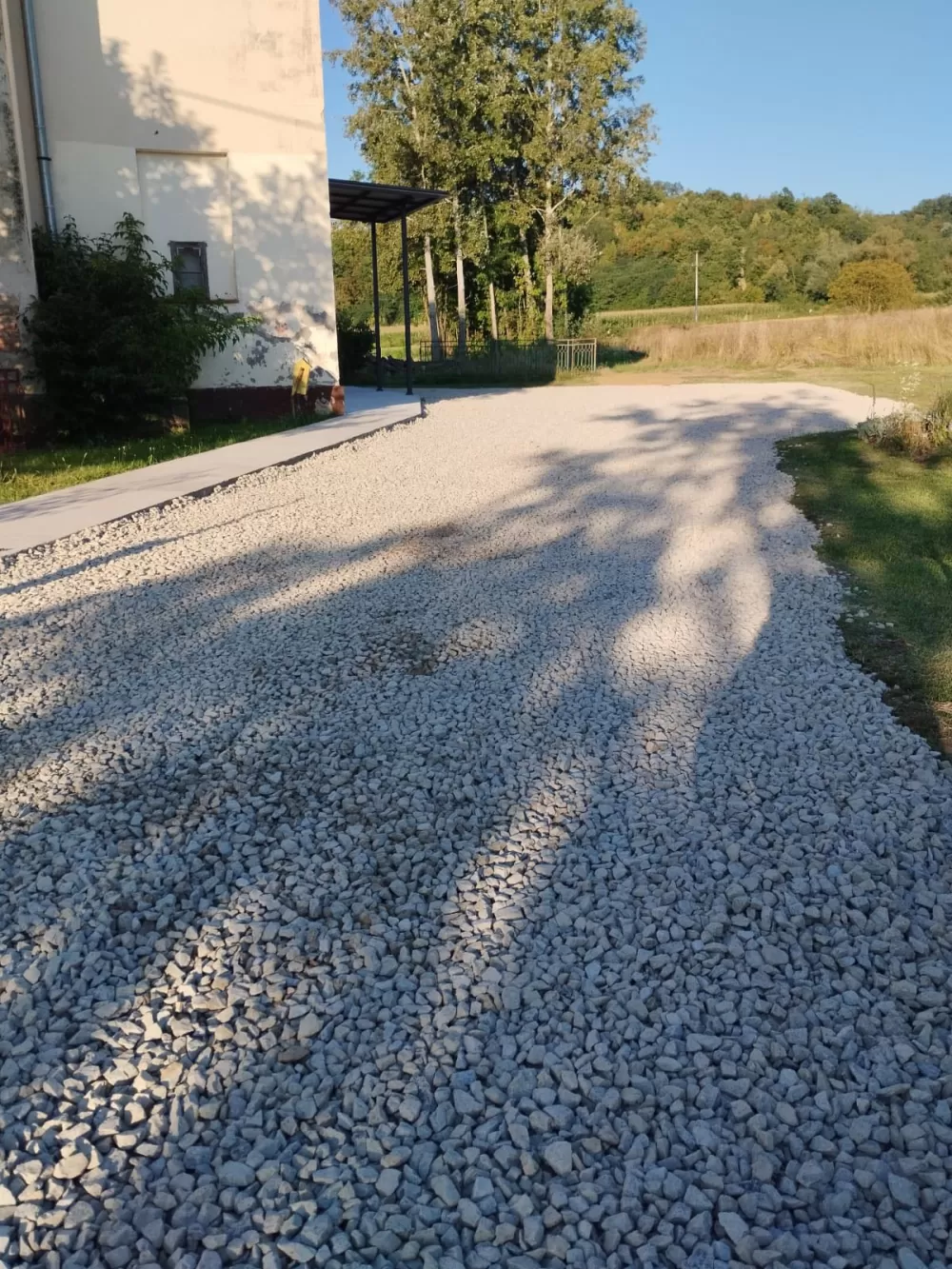 Uređeno dvorište u Područnoj školi Ravan