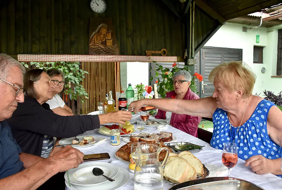Prijatelji Veličanke Danice Mandić uz tortu proslavili 546 godina života