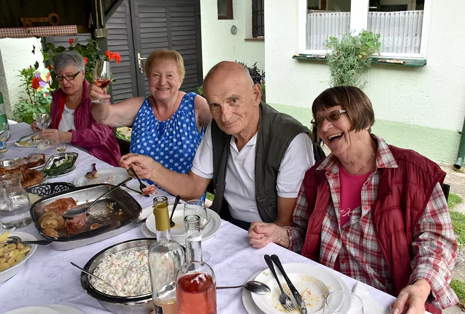 Prijatelji Veličanke Danice Mandić uz tortu proslavili 546 godina života