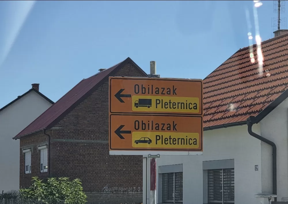 Policijske kamere bilježe svaki prolazak vozila kroz zonu zabrane prometovanja u Kuzmici.