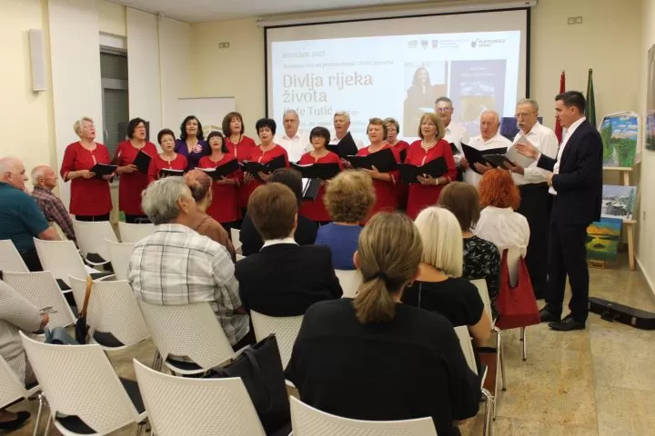 POETSKA VEČER: Predstavljena prva zbirka pjesama Kate Tutić „Divlja rijeka života“