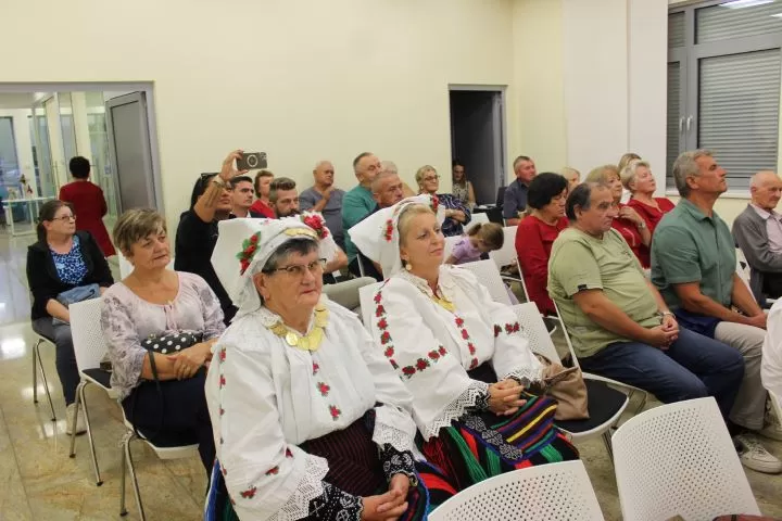 POETSKA VEČER: Predstavljena prva zbirka pjesama Kate Tutić „Divlja rijeka života“